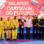 João Campos e Victor Marques ao lado de 5 garins, 2 agentes da cttu e 2 guardas municipais. Ao fundo telão escrito "balanço carnaval do futuro"