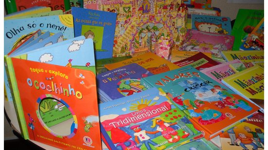 Diversos livros infantis coloridos
