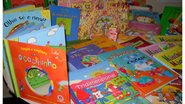 Diversos livros infantis coloridos