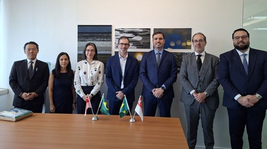 Primeira agenda do dia foi uma audiência com o embaixador do Brasil em Singapura, Luciano Mazza de Andrade, e com a chefe da Secção Comercial e Econômica da instituição, Sarah Prado Chicrala.
					
					
					DIVULGAÇÃO