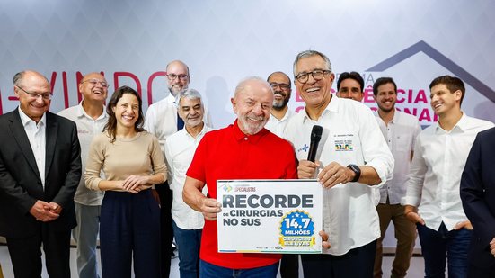 Imagem Lula defende soberania na saúde em visita à Aché: "Quero o Brasil produzindo 100% dos medicamentos"