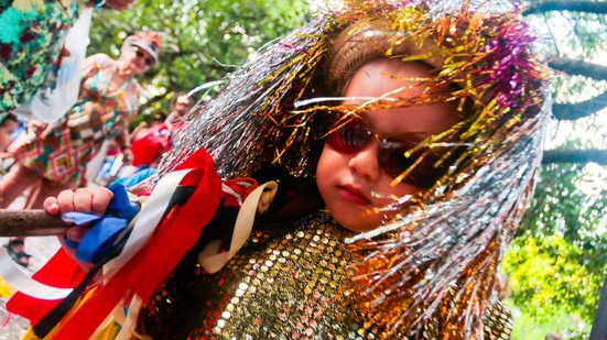 Criança brincando Carnaval