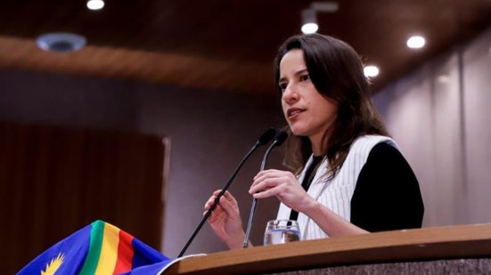 Raquel Lyra fala em microfone