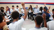 Alunos e professores em uma roda em sala de aula