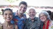 Tabata Amaral, João Campos, Lula e Renata Campos sorriem. Todos usam roupas carnavalescas