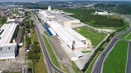 Imagem aérea da fábrica da Vitarella, às margens da BR-101