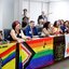 Bandeiras de movimentos LGBTQIAPN+ em mesa da Alepe