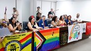 Bandeiras de movimentos LGBTQIAPN+ em mesa da Alepe