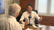Anderson Ferreira fala em microfone de podcast. Em primeiro plano Jamildo de costas.
