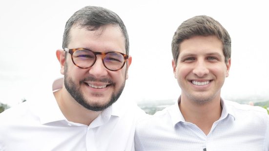 Assinatura acontece às 20h desta quinta-feira (26)
					
					
					Alexandre Aroeira