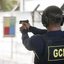 agente da GCM disparando uma pistola
