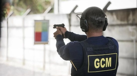 agente da GCM disparando uma pistola