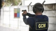 agente da GCM disparando uma pistola