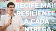João Campos. Ao fundo, a frase "Recife mais resiliente a cada entrega"