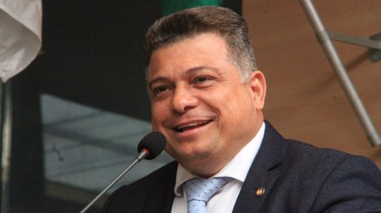 Júnior de Cleto recita poema em plenária
					
					
					Câmara do Recife