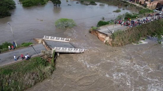 Ponte desabou em Calçado, no Agreste de Pernambuco | Crédito: Prefeitura de Calçado/Divulgação
					
					
					DIVULGAÇÃO