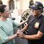 Raquel Lyra e policial civil apertando as mãos