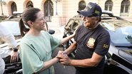 Raquel Lyra e policial civil apertando as mãos