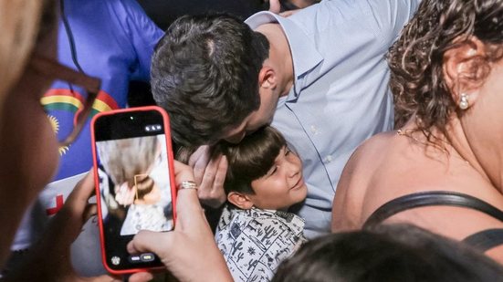 João Campos beija criança em Fazenda Nova