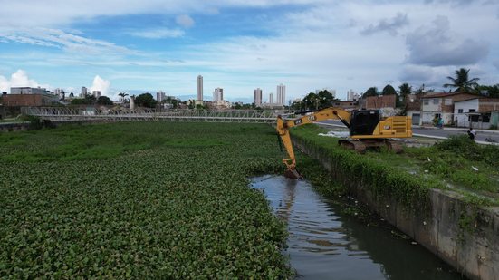 Máquina retirando itens do Canal do Fragoso