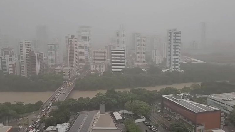 Chuvas fortes marcam primeiro dia de Victor Marques à frente do Recife\u003B APAC emite alerta vermelho