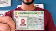 Homem mostra sua CNH