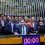 Hugo Motta e demais deputados em mesa diretora