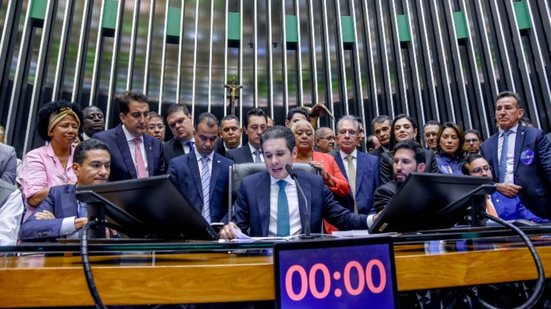 Hugo Motta e demais deputados em mesa diretora