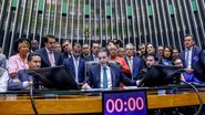 Hugo Motta e demais deputados em mesa diretora