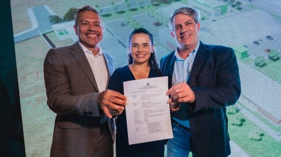 Políticos seguram a ordem de serviço assinada