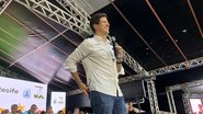 João Campos fala em microfone