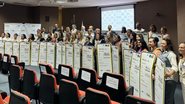 Representantes dos municípios recebendo o investimento de forma simbólica