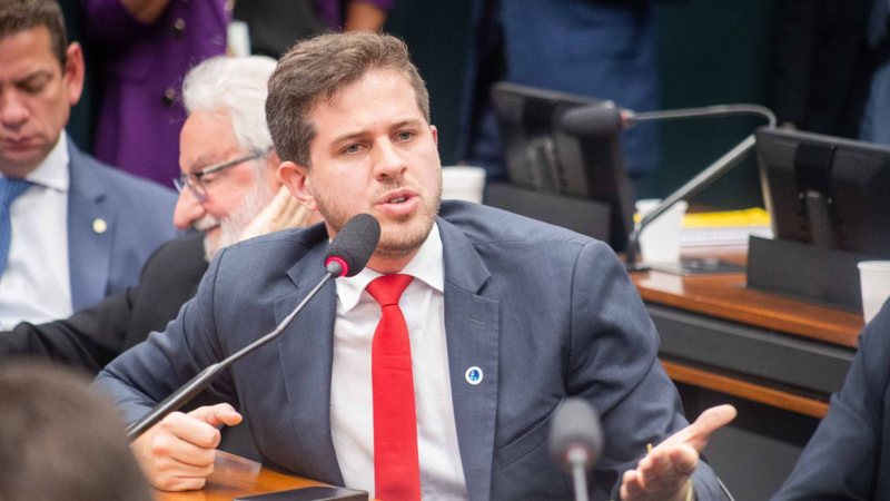 TRE nega cautelar do PSD que pedia retirada de outdoors de Pedro Campos sobre licença\u002Dpaternidade