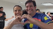 Raquel Lyra e Thiago de Miel abraçados