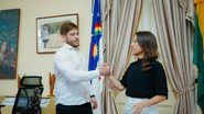 Raquel Lyra aperta a mão de Virgílio Oliveira