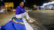 Raquel Lyra e a bandeira de Pernambuco às margens da BR-104