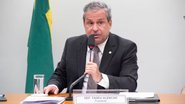 Tadeu Alencar fala ao microfone