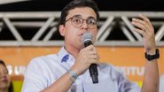 Victor Marques fala no microfone