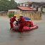 Bombeiros resgatando pessoas com botes salva vidas
