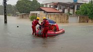 Bombeiros resgatando pessoas com botes salva vidas