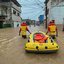 Bombeiros utilizam bote salva-vidas durante enchente