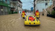 Bombeiros utilizam bote salva-vidas durante enchente