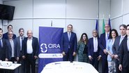 Pessoas ao redor de banner escrito CIRA. Ao lado está josé paulo xavier