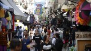 Pessoas em rua comercial