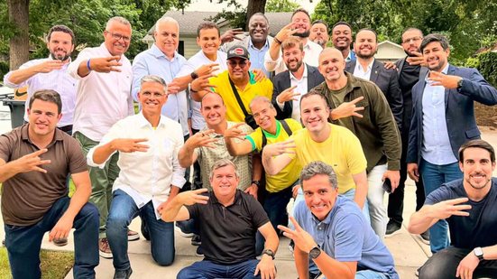 Imagem Alberto Feitosa participa de encontro com Eduardo Bolsonaro nos EUA ao lado de lideranças bolsonaristas