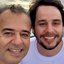 Danilo Cabral e Marcelo Cabral sorriem lado a lado em uma selfie