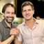Diogo Moraes e João Campos seguram as mãos