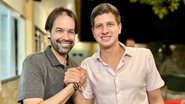 Diogo Moraes e João Campos seguram as mãos