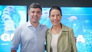 Raquel Lyra abraça Eduardo da Fonte, que sorri. Ele usa um adesivo de campanha de Raquel. Várias pessoas batem palma ao redor