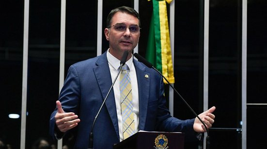 Imagem Flávio Bolsonaro recebe convite para visitar São João de Caruaru; saiba quando